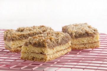 frisch gebackener Apfelkuchen mit Streuseln