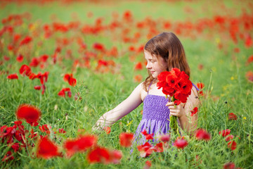 süßes mädchen pflückt blumen