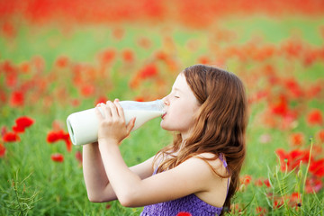 mädchen trinkt milch