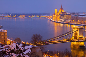 Fototapeta na wymiar Pejzaż z Budapesztu w nocy, Węgry
