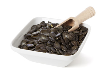 Schüssel mit gerösteten Kürbiskernen isoliert