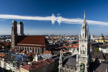 München Panorama mit Blick auf das Rathaus und die Frauenkirche.