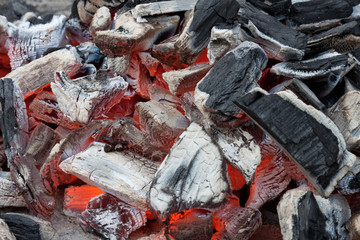 glühende grillkohle