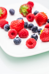 Rote und blaue Beeren auf Teller