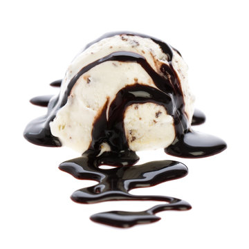 Stillleben mit Stracciatella-Eis und Schokoladenso&szlig;e