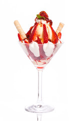 Eisbecher mit Erdbeeren und Sahne