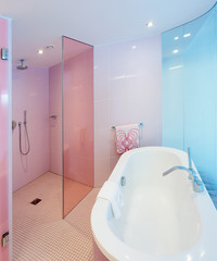 Badezimmer Badewanne und Duschkabine
