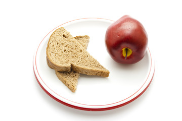 Plastik Apfel mit Vollkornbrot auf Teller