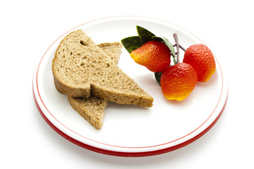Vollkornbrot mit Plastik Erdbeeren auf Teller