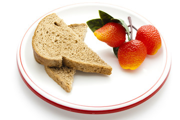 Vollkornbrot mit Plastik Erdbeeren auf Teller