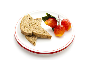 Vollkornbrot mit Plastik Erdbeeren auf Teller
