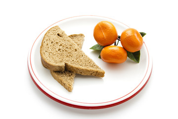 Vollkornbrot mit Plastik Mandarine auf Teller