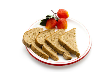 Vollkornbrot mit Plastik Erdbeeren auf Teller