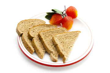 Vollkornbrot mit Plastik Erdbeeren auf Teller