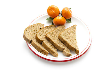 Vollkornbrot mit Plastik Mandarine auf Teller