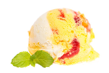 Eine Kugel Pfirsicheis mit Minze