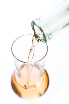 Schnapsglas wird gerade gef&uuml;llt