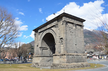 Fototapeta na wymiar Włochy, Aosta, Łuk Augusta, zbudowany w 25 pne.