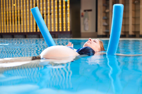 Frau mit Poolnudel