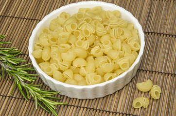 Schale mit Hörnchennudeln