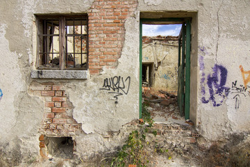 Fototapeta na wymiar entrance to a ruined house