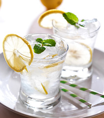 lemonade with ice and mint