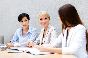 Fototapeta premium Female colleagues discuss business plan