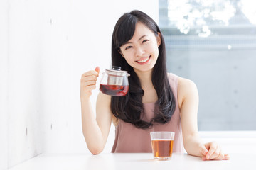 紅茶を飲む女性