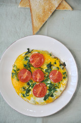 Omlette mit Bärlauch und Tomaten