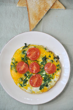 Omlette mit B&auml;rlauch und Tomaten
