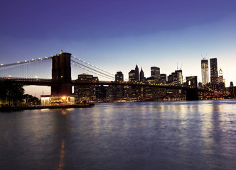 Fototapeta na wymiar Brooklyn bridge and skyline at night