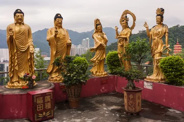 Zelfklevend Fotobehang Buddhist temple in Sha Tin © Patrik Stedrak