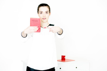 junge Frau mit Buch
