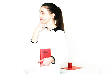 junge Frau mit Buch