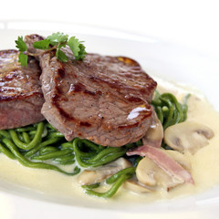 kalbsteaks mit grünen nudeln und sahnesauce