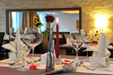 Gedeckter Tisch im Hotelrestaurant