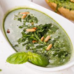 frische Bärlauchsuppe mit Pinienkernen