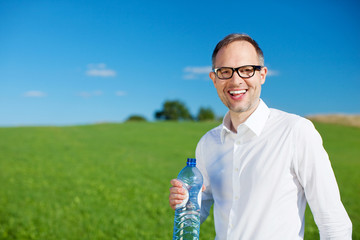 lachender mann mit wasserflasche