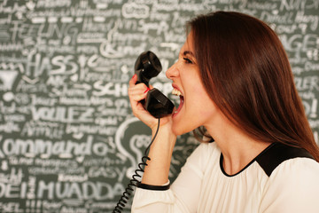 junge Frau schreit ins Telefon