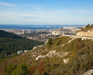 Fototapeta na wymiar view of Marseille, road and sea on a background of blue sky