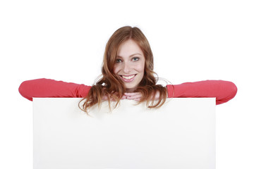Frau lehnt auf leerem Plakat - woman with white board