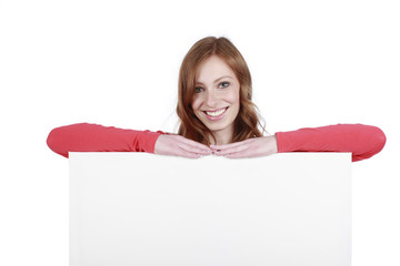 Frau lehnt auf leerem Plakat - woman with white board
