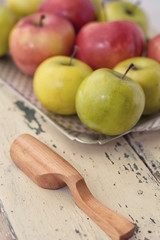 Красивые яблоки  на изолированном фоне