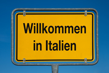 Ortsschild gelb WILLKOMMEN IN ITALIEN