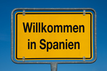 Ortsschild mit blauem Himmel WILLKOMMEN IN SPANIEN