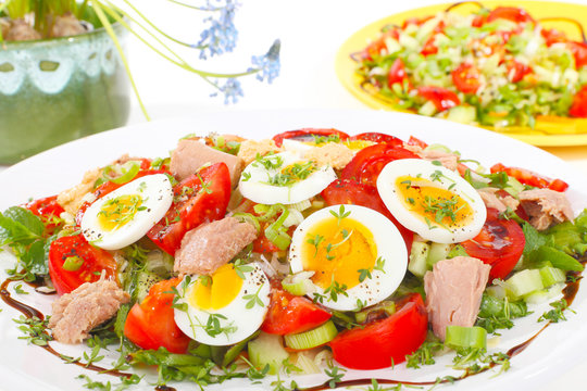 Salat mit Thunfisch und Ei