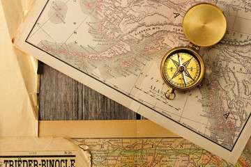 Fototapeta na wymiar Starożytny Kompas na mapie starych
