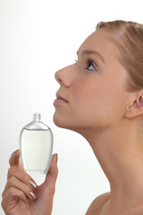 Obraz na płótnie Canvas Woman holding perfume bottle