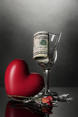 Obraz na płótnie Canvas Złamane Lampka, serce i pieniądze na szarym tle