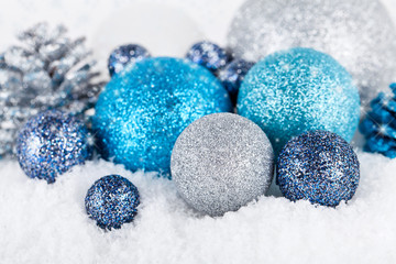 weihnachts dekoration in blau und silber